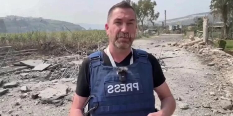 Gazetari raporton ‘live’ nga Libani dhe shpëton për mrekulli nga sulmi i IDF-së, me raketat që shpërthejnë vetëm disa metra larg tij.