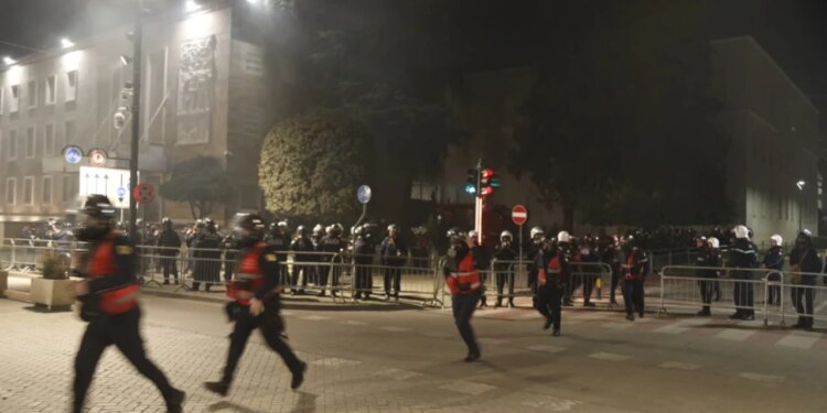 Gjashtë policë të plagosur nga protesta, aktualisht janë hospitalizuar në Trauma dhe QSUT.