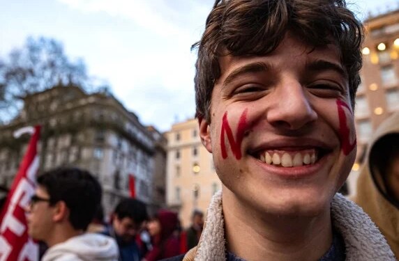 Gjenerata Z ivet Melonin në referendum, 67% e të rinjve morën pjesë në votim dhe shumica e tyre u shprehën me “Jo”