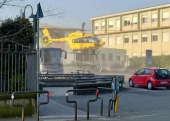 Gjimnazisti në Itali sulmon mësuesen me thikë përpara shkollës.