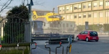 Gjimnazisti në Itali sulmon mësuesen me thikë përpara shkollës.