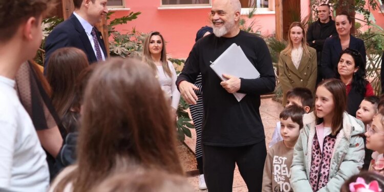 “Gjuha shqipe është shtyllë e identitetit kombëtar”, ambasadori i RMV, Meidani dhe fëmijët e Manastirit në vizitë në Kryeministri