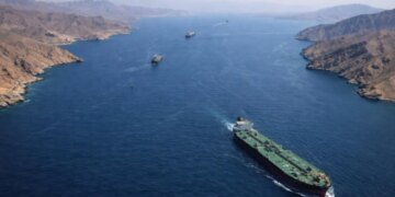 “Goditen 8000 objekte ushtarake”/ Komanda Qendrore e SHBA-së: Aftësia e Iranit për të kërcënuar Ngushticën e Hormuzit është dobësuar