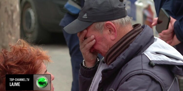 Gruaja humb jetën pas përplasjes nga autoboti i ujit/ Bashkëshorti arrin në vendngjarje dhe shfaqet i emocionuar.