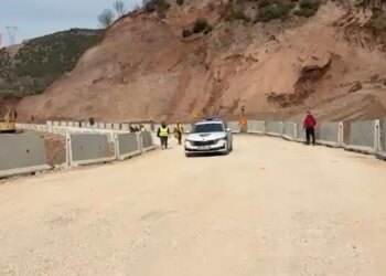 Hapja e rrugës Elbasan-Përrenjas, policia iu bën thirrje qytetarëve: Ndijmoni sinjalizimin rrugor.
