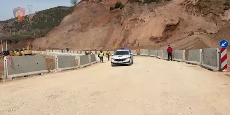 Hapja e rrugës Elbasan-Përrenjas, policia iu bën thirrje qytetarëve: Ndijmoni sinjalizimin rrugor.