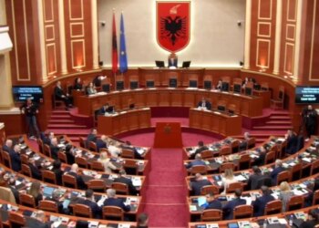 “Herë më para më përshkruante Shpëtim Idrizi si çam, ndërsa herë tjetër Vangjel Dule si lab”, thotë deputeti Bido në përgjigje të Nokës: “Kam qenë një herë në zyrën tënde, por…”