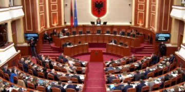 “Herë më para më përshkruante Shpëtim Idrizi si çam, ndërsa herë tjetër Vangjel Dule si lab”, thotë deputeti Bido në përgjigje të Nokës: “Kam qenë një herë në zyrën tënde, por…”