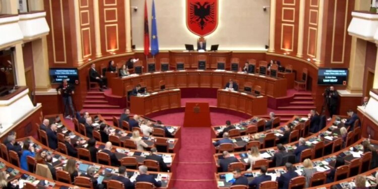 “Herë më para më përshkruante Shpëtim Idrizi si çam, ndërsa herë tjetër Vangjel Dule si lab”, thotë deputeti Bido në përgjigje të Nokës: “Kam qenë një herë në zyrën tënde, por…”