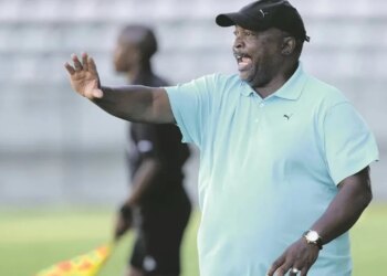 Historia e jashtëzakonshme e trajnerit që nuk mund të shkarkohet, çka e mbajnë në krye të pankinës për 32 vite.