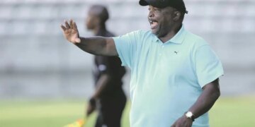 Historia e jashtëzakonshme e trajnerit që nuk mund të shkarkohet, çka e mbajnë në krye të pankinës për 32 vite.