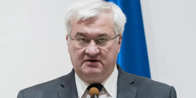 Hungaria ndalon transportin e 80 milion dollarëve, Ukraina akuzon Budapestin për pengmarrje të 7 bankierëve