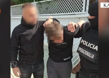 I armatosur hyri në bar, kërcënoi klientët dhe pronarin, arrestohet pas disa orësh arratie 28-vjeçari në Kavajë.