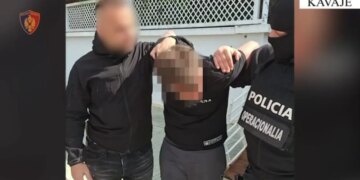 I armatosur hyri në bar, kërcënoi klientët dhe pronarin, arrestohet pas disa orësh arratie 28-vjeçari në Kavajë.