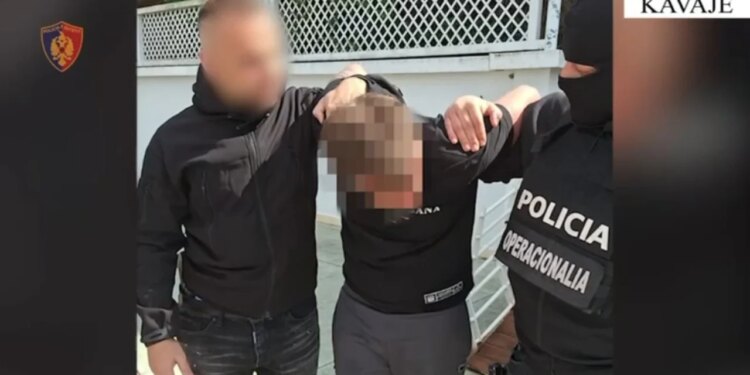 I armatosur hyri në bar, kërcënoi klientët dhe pronarin, arrestohet pas disa orësh arratie 28-vjeçari në Kavajë.