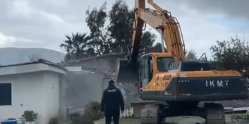 IKMT niset për në Vlorë, fillon shkërmoqja e një restoranti.