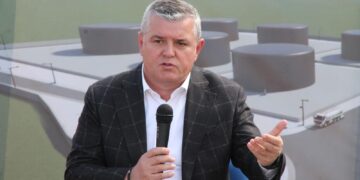 Denoncimi/ Eltar Deda, drejtori i Albpetrol pastron paratë me rrjet fast-foodesh?!