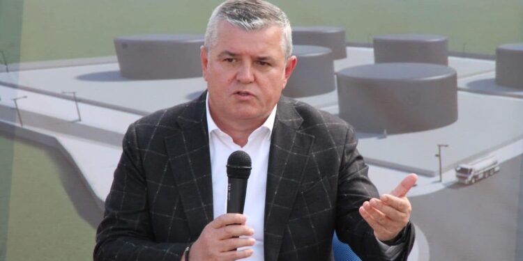 Denoncimi/ Eltar Deda, drejtori i Albpetrol pastron paratë me rrjet fast-foodesh?!