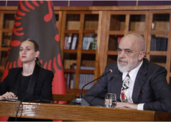 E pazakontë! Rama del nga vetja pas debatit me gazetaren, ndërpret konferencën dhe refuzon t’i përgjigjet pyetjeve