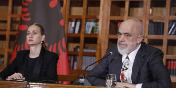 E pazakontë! Rama del nga vetja pas debatit me gazetaren, ndërpret konferencën dhe refuzon t’i përgjigjet pyetjeve