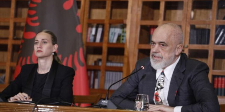 E pazakontë! Rama del nga vetja pas debatit me gazetaren, ndërpret konferencën dhe refuzon t’i përgjigjet pyetjeve