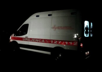 Incident i rëndë në Pogradec: Një vajzë 10-vjeçare sulmohet nga qeni i fqinjit dhe transportohet me urgjencë në spital.