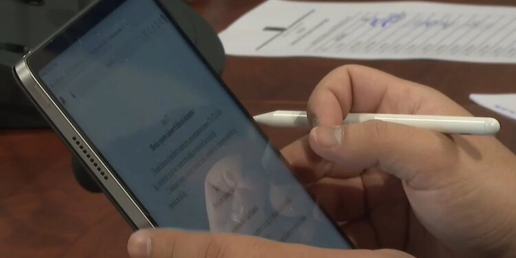 Inteligjenca artificiale në kuvend: deri në 2030, pritet të përdoret AI për përgatitjen e ligjeve.