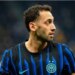 Inter, Hakan Calhanoglu tregon: Dëshiroja Milanin, por Inzaghi më kënaqti. Juventus dhe Barcelona gjithashtu shprehën interes.