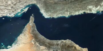 Iran paralajmëron se do të goditen anijet nga SHBA-ja, Izraeli dhe Evropa që kalojnë në ngushticën e Hormuzit, e cila është mbyllur për to