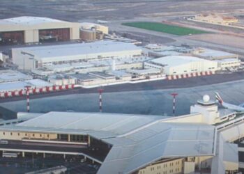 Irani godet me dronë aeroportin e Kuvajtit, autoritetet konfirmojnë: Zjarri përfshiu një rezervuar nafte.