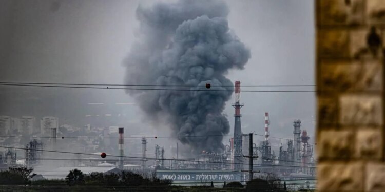 Irani godet një rafineri nafte në një qytet israelit, ende nuk ka informacion mbi viktimat.