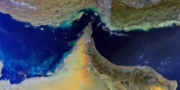 Irani lejon kalimin e anijeve të naftës ‘jo-armiqësore’ në Ngushticën e Hormuzit, duke imponuar kushtin e pagesës.