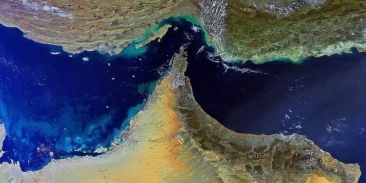 Irani lejon kalimin e anijeve të naftës ‘jo-armiqësore’ në Ngushticën e Hormuzit, duke imponuar kushtin e pagesës.