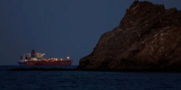 Irani po analizon opsionin e lejes për disa anije cisterna në Ngushticën e Hormuzit, me një kusht për ngarkesat e naftës.