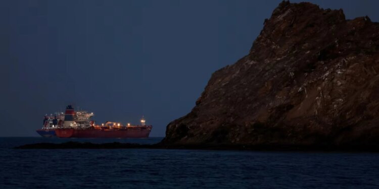 Irani po analizon opsionin e lejes për disa anije cisterna në Ngushticën e Hormuzit, me një kusht për ngarkesat e naftës.