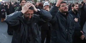 Irani shpall një periudhë zie prej 40 ditësh pas vrasjes së Khameneit, ndërsa mbështetësit e tij shprehin dhimbjen e tyre me lot.