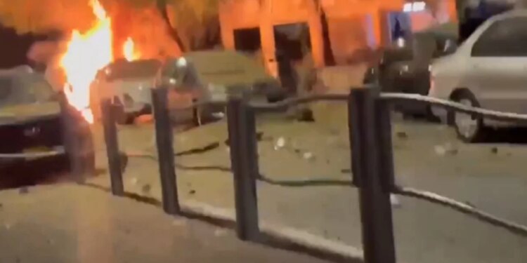 Iranin hakmerret me raketat ndaj Izraelit pas vrasjes së zyrtarëve të lartë.