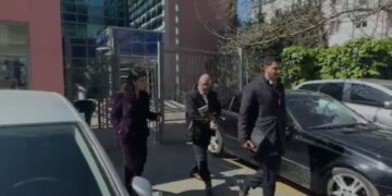 Ish-drejtoresha e AKSHI-t, Mirlinda Karçanaj, përfundon dy orë qëndrimi në SPAK dhe del nga Prokuroria e Posaçme.