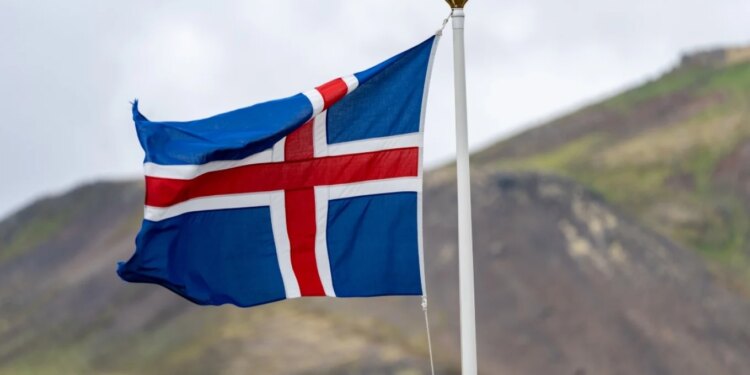 Islanda në prag të një referendumi për rinisjen e negociatave me BE, votimi i parashikuar për në vjeshtë.