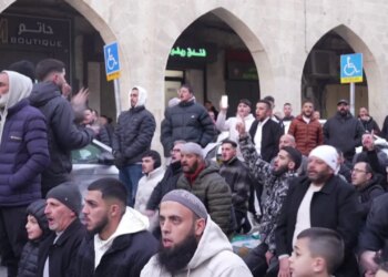 Izraeli mbyll xhaminë Al Aksa, besimtarët kryejnë lutjen në rrugë: E para herë në dekada, ndiejmë shqetësim.