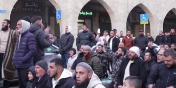 Izraeli mbyll xhaminë Al Aksa, besimtarët kryejnë lutjen në rrugë: E para herë në dekada, ndiejmë shqetësim.