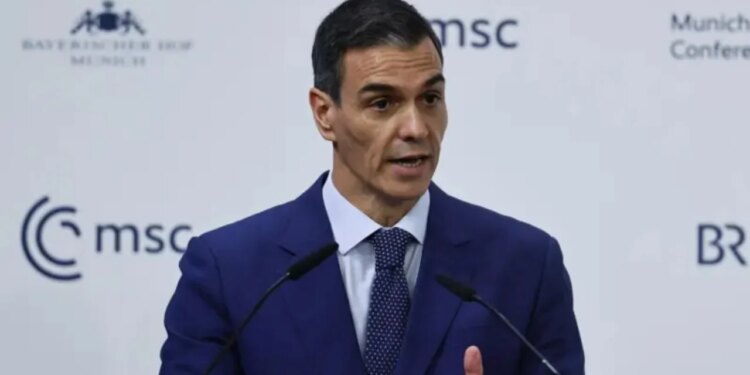 “Jo luftës”, kryeministri spanjoll reagon ndaj Presidentit Trump pas kërcënimeve për bllokimin e tregtisë.