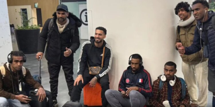 Kaledonia e Re përballet me pengesa në udhëtimin drejt Botërorit, duke mbërritur në Meksikë pa uniforma dhe pa një pritje në aeroport.