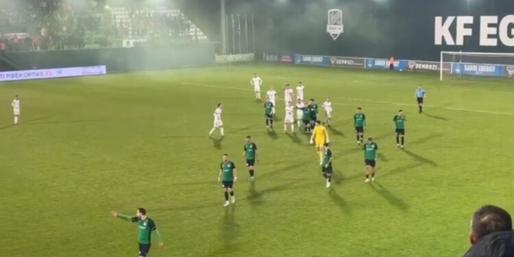 Kaos në përballjen Egnatia-Vllaznia, rrogozhinasit tërhiqen nga ndeshja, Xhemajli dhe trajneri Tetova ndëshkohen me karton të kuq.