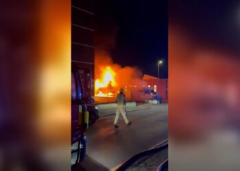 Katër ambulanca të parkuara afër një sinagoge në Londër janë djegur, ndërsa policia ka nisur hetimet: Dyshohet për një sulm antisemit.