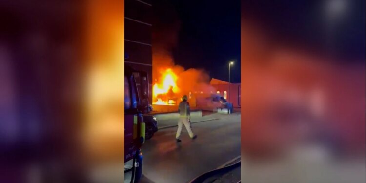 Katër ambulanca të parkuara afër një sinagoge në Londër janë djegur, ndërsa policia ka nisur hetimet: Dyshohet për një sulm antisemit.