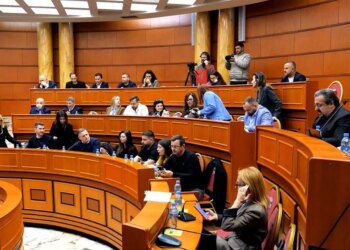 Këshilli Bashkiak i Tiranës zhvillon mbledhje, 230 familje marrë ndihmë ekonomike, rriten fondet për studentët dhe pensionistët.