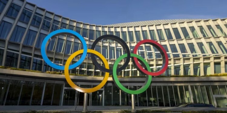 Komiteti Olimpik Ndërkombëtar zbaton politikën e Trumpit, duke përjashtuar të gjithë atletët transgjinorë nga garat në kategorinë e femrave në Olimpiadë.