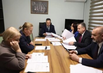 Konferenca e Kryetarëve mblidhet përpara seancës, për të shqyrtuar në rendin e ditës rezolutën që shpall Iranin si sponsor të terrorizmit. PD nuk merr pjesë në mbledhje.