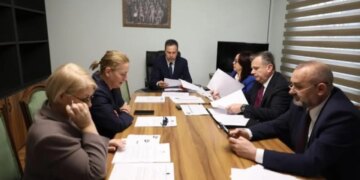 Konferenca e Kryetarëve mblidhet përpara seancës, për të shqyrtuar në rendin e ditës rezolutën që shpall Iranin si sponsor të terrorizmit. PD nuk merr pjesë në mbledhje.